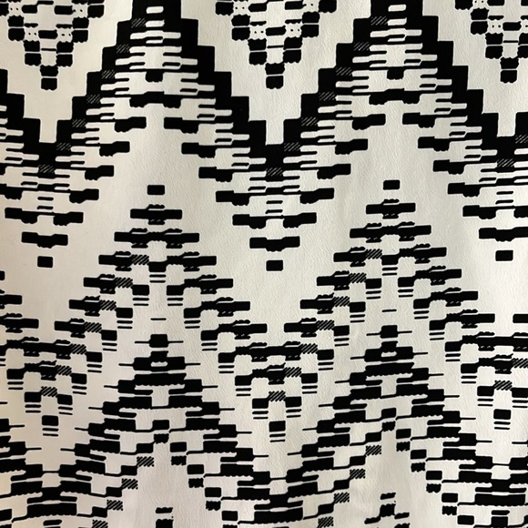 Collective Concepts sleeveless white and black patterned top. Size XSP - Picture 8 of 9